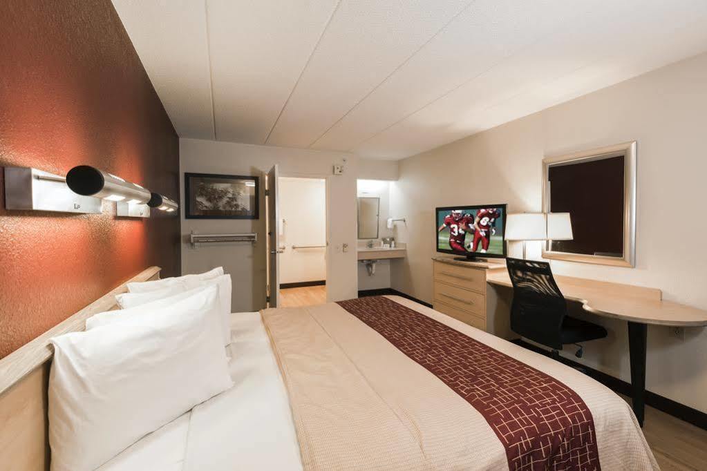 Red Roof Inn Кантон Екстериор снимка